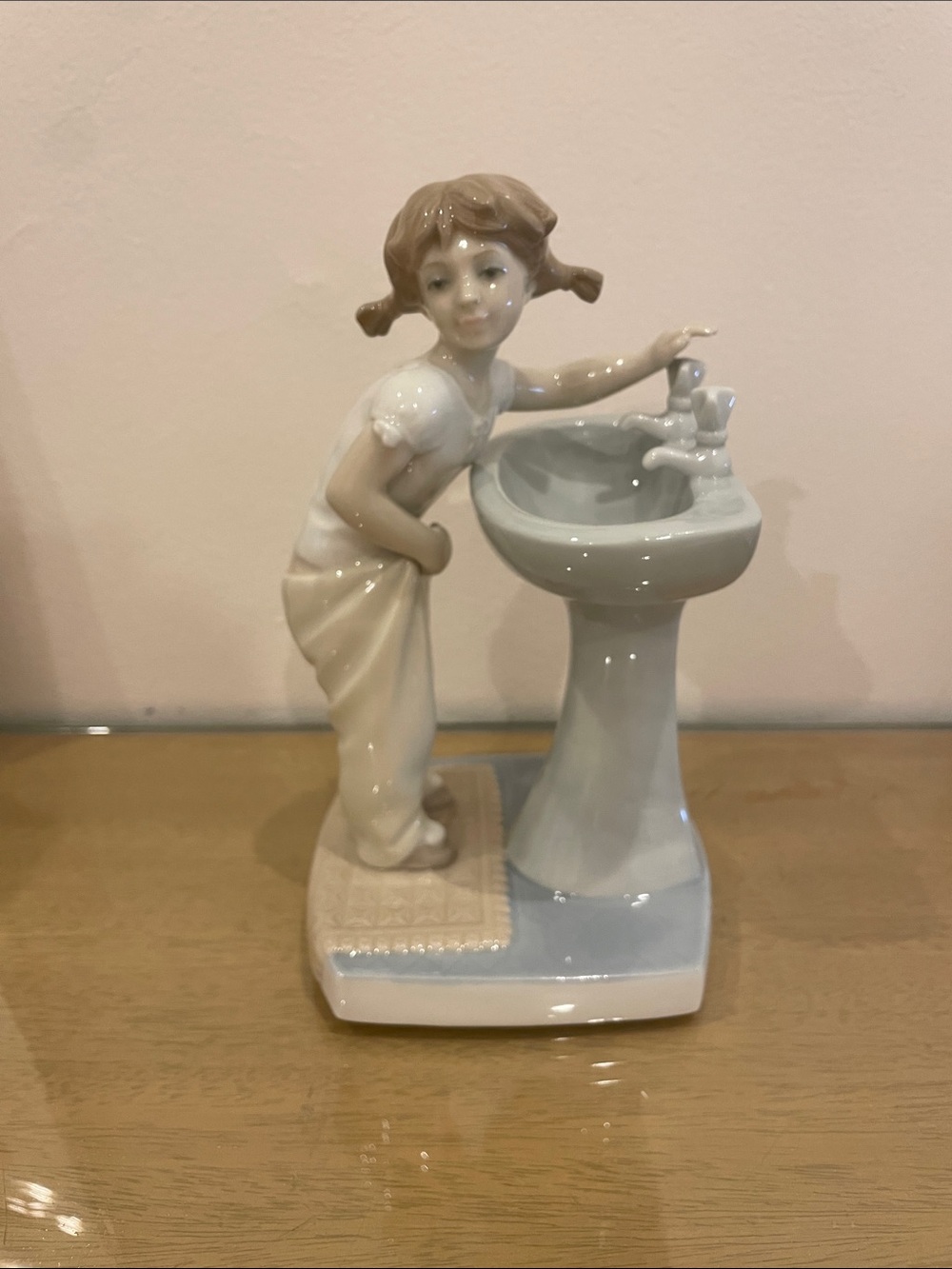 Lladro Clean up time girl at sink
